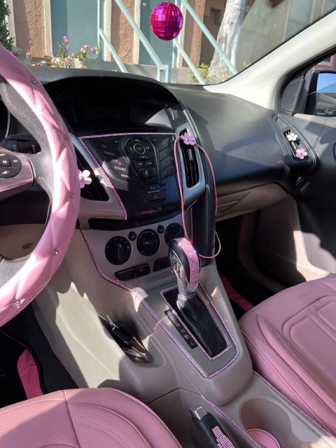 Pink And Tan Car Interior, Pink Car Details, Baddie Car Interior Decor, Pink Car Accessories Interiors, Pink Car Interior Aesthetic, Pink Car Decor, Pink Range Rovers, Pink Car Interior, Pink Car Seat