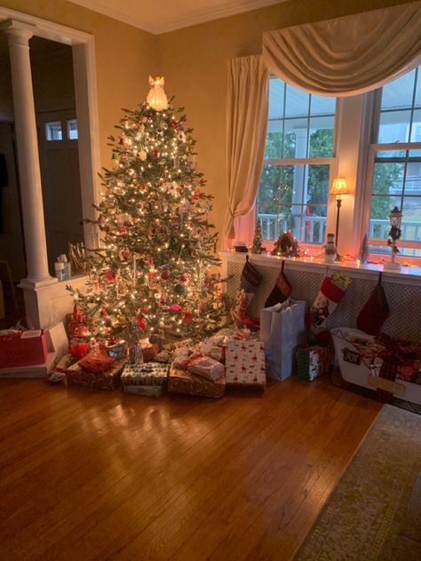 Suburban Christmas Aesthetic, Christmas Morning Aesthetic Presents, Stocking Aesthetic Christmas, Presents Aesthetic Christmas, Christmas Presents Under The Tree, School Christmas Aesthetic, Christmas Aesthetic 2023, Cozy Christmas Decor Living Room, Christmas Aesthetic Presents