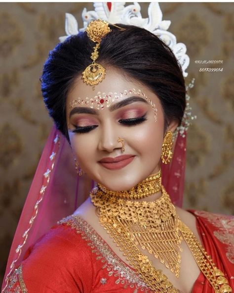 Bengali Makeup Look Simple, Simple Bengali Bridal Makeup, Bengali Bride Kalka Design, Bengali Bride Hairstyle, Bengali Bridal Jewellery Gold, Simple Bengali Bridal Look, Bridal Makeup Bengali, Bengali Bride Look, Agomoni Photoshoot