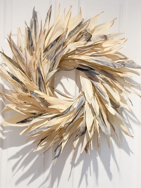 Corn Husk Fall Wreath DIY Fall Wall Decor Diy, Corn Husk Wreath, Corn Husk Crafts, Saran Wrap, Fall Wall Decor, Easter Eggs Diy, Diy Fall Wreath, Diy Outdoor Decor, Corn Husk