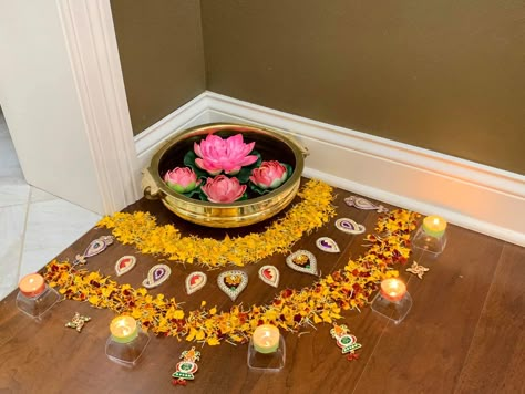 Corner Decoration For Diwali, Diwali Corner Decorations At Home, Diwali Corner Decoration, Flower Decoration For House Warming, Housewarming Decorations Indian Simple, Diwali Decorations Rangoli, Corner Rangoli Designs Diwali, Corner Rangoli Designs, Urli Decoration Ideas