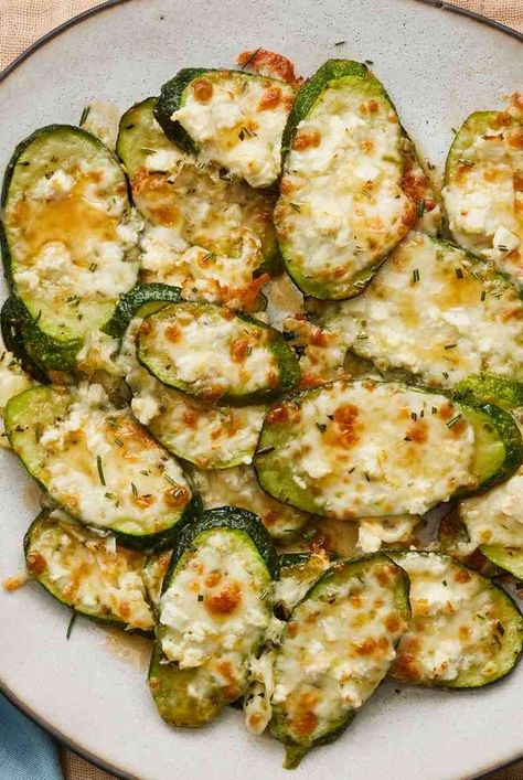 These cheesy baked zucchini slices are topped with a mixture of creamy feta cheese and melty mozzarella and finished off on a sweet note with a drizzle of hot honey for the best summer side dish for dinner or any barbeque Cheesy Baked Zucchini, Healthy Squash Recipes, Vegetarian High Protein, Bruschetta Chicken Pasta, Zucchini Side Dishes, Protein Vegetarian, Zucchini Recipes Healthy, Creamy Feta, Protein Recipe