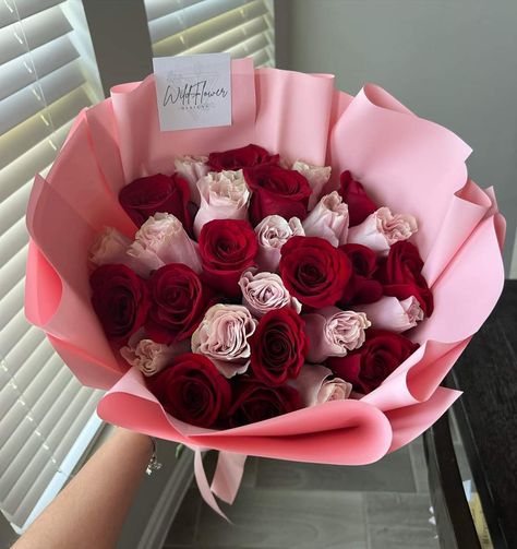 Mix Roses Bouquet, Pink And Red Roses Bouquet Aesthetic, Red And Pink Flower Bouquet, Red Pink And White Roses Bouquet, Bsf Christmas, Red And Pink Rose Bouquet, Ramo Ideas, Simple Boyfriend Gifts, Red Flower Bouquet