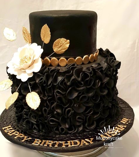 Black elegant two tier cake. Double Decker Cake, K Cake, Surprise Birthday Decorations, Two Tier Cake, Tier Cake, Birthday Surprise, Tiered Cakes, Black Design, Birthday Cakes