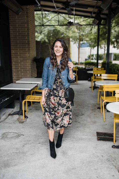 Vestido Midi Outfit, Denim Jacket Trend, Dress And Denim Jacket, Fall Midi Dress, Black Heels Outfit, Maxi Dress Outfit Fall, Melinda Gordon, Fall Midi, Midi Outfits