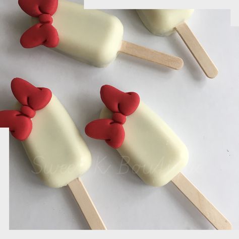 Mini mouse popsicle. Picolé da Minie! Minnie Mouse Cakesicles, Cake Sicles Design, Popsicle Cake Pops, Christmas Cakepops, Popsicle Cake, Cake Pops Recipe, Popsicles Cake, Ice Cream Cake Pops, Cake Pop Designs