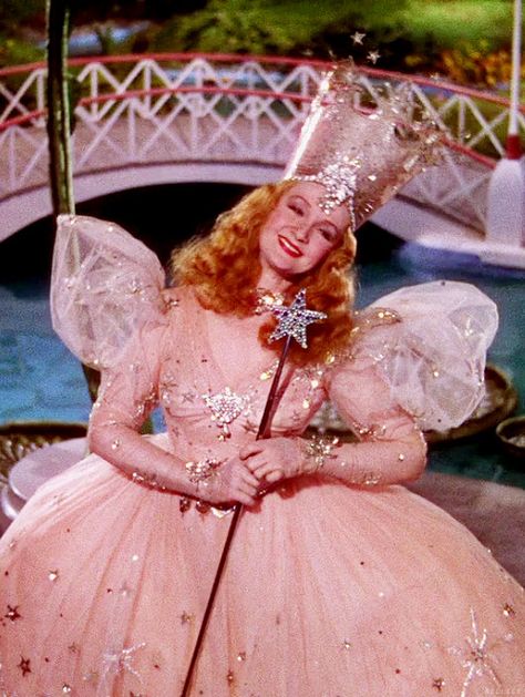 Billie Burke as Glinda in The Wizard of Oz (1939) Glinda Crown, Oz Büyücüsü, Oz Aesthetic, Glinda Costume, Glenda The Good Witch, Recycled Costumes, Wizard Of Oz Movie, Billy Burke, Billie Burke