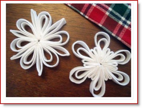 How to: felt snowflakes Tutorial Felt Snowflakes, Diy Natal, Holiday Diy Projects, Snowflake Craft, Paper Snowflake, Felt Christmas Decorations, Navidad Diy, Felt Christmas Ornaments, Noel Christmas