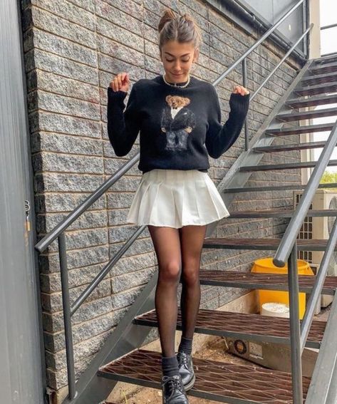 Shared by P🍒. Find images and videos on We Heart It - the app to get lost in what you love. Vestiti Edgy, Pleated Skirt Outfit, White Tennis Skirt, Tiktok Outfits, Estilo Preppy, Skirt Trends, Miniskirt Outfits, Skirt Outfit, White Skirt