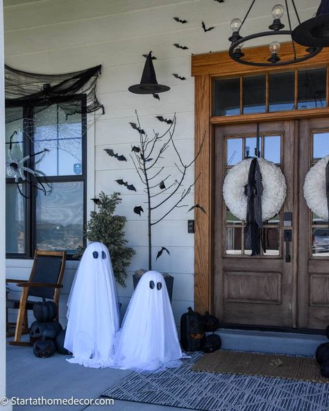 Create your own fearsome haunting grounds with stunning DIY Halloween porch decor that is sure to spook the neighbors. Halloween Stroller Decoration, Halloween Bannister, Witch Decor Aesthetic, Simple Halloween Porch, Ghost Halloween Decorations, Diy Halloween Porch, Diy Halloween Door Decorations, Porche Halloween, Outdoor Decoration Ideas