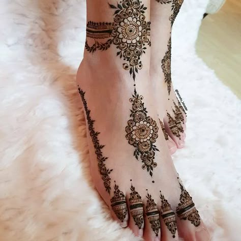 20 Minimalistic Mehndi Designs For Your Feet | WedMeGood Mehndi Designs Finger, Henna Hand Designs, Foot Henna, Leg Mehndi, Tato Henna, Henna Tattoo Hand, New Bridal Mehndi Designs, Legs Mehndi Design, Finger Henna