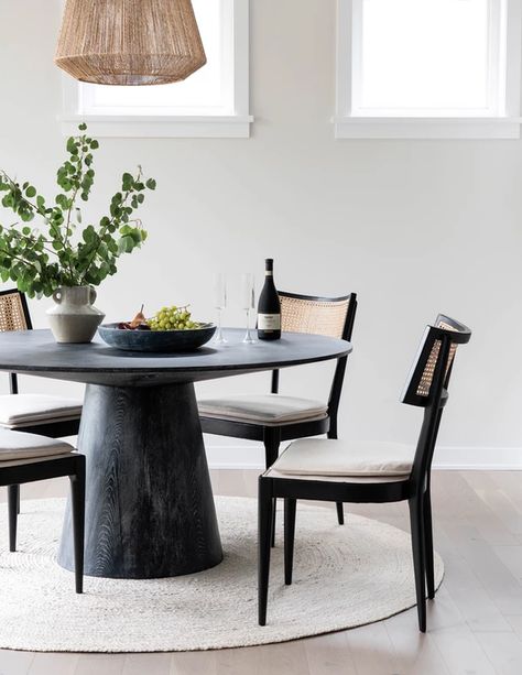 Contrast Palette, Leclair Decor, Round Dining Room, Classic Kitchen, Dining Table Black, Decoration Inspiration, Dining Room Ideas, Decor Minimalist, Dining Table Decor