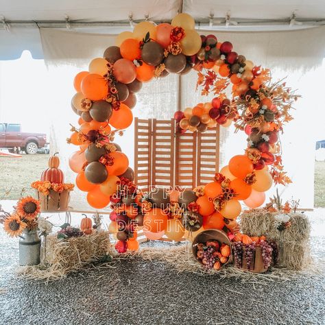 Fall Round Balloon Arch, Harvest Fest Photo Booth, Fall Festival Balloon Arch, Festival Balloon Arch, Fall Festival Decorations Outdoor, Fall Festival Booth Ideas, Fall Balloon Arch, Balloon Photo Booth, Fall Festival Booth