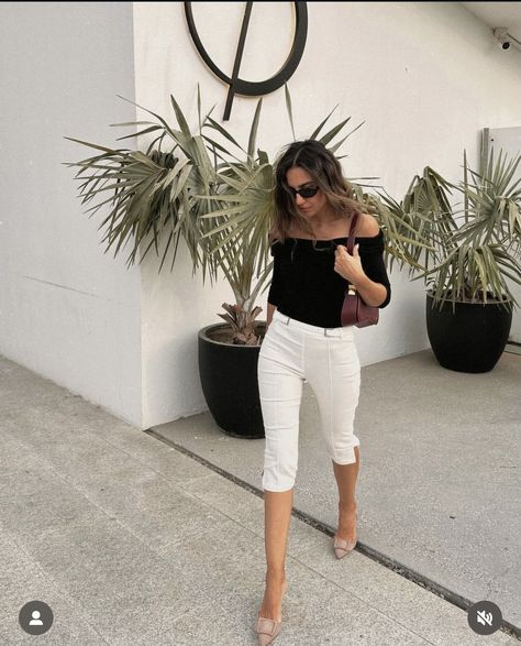 Capri Pants Outfits Casual, White Capri Outfits, Capri Pants Outfits, Capri Outfits, Styling Outfits, Capri Trousers, Trouser Outfit, Pants Outfit Casual, Pants Outfits