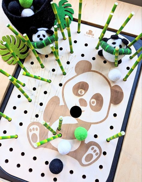 Toddler activity ideas Panda Sensory Bin, Panda Preschool Activities, Panda Activities, Flisat Table, Ikea Trofast, Kindergarden Activities, Panda Panda, Baby Club, Toddler Activity