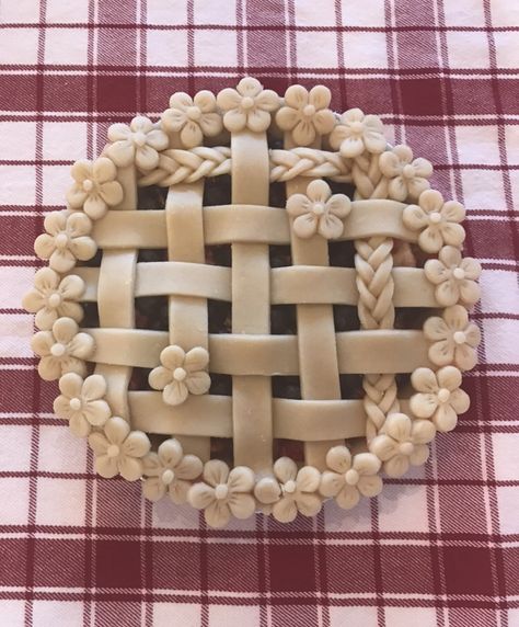 Cute Pie Tops, Cute Pie Crust Ideas, Pretty Pie Designs, Blueberry Pie Decoration, Pretty Pies Crust, Pie Crust Patterns, Fun Pie Crust Designs, Cute Pie Designs, Cute Pie Crust Designs