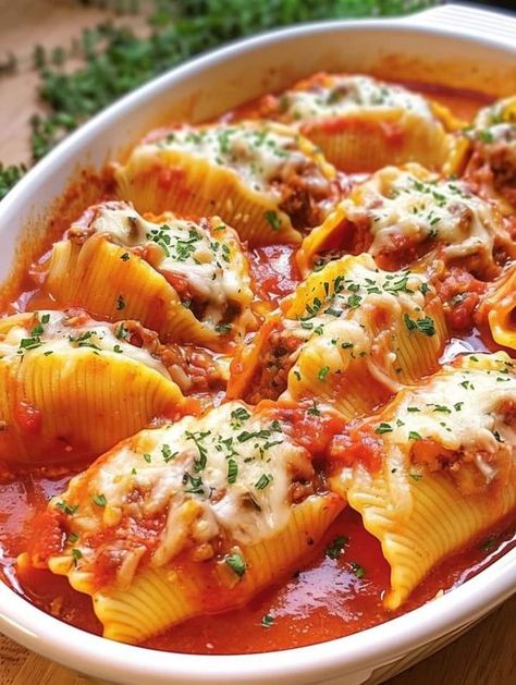 Easy Crockpot Recipes family | CREAMY RICOTTA BEEF STUFFED SHELLS PASTA 🧀🍲 | Facebook Crockpot Recipes Family, Stuffed Shell Pasta, Beef Stuffed Shells, Shells Pasta, Sweets For Diabetics, Rachael Ray Recipes, Recipes Family, Stuffed Pasta Shells, Rachael Ray