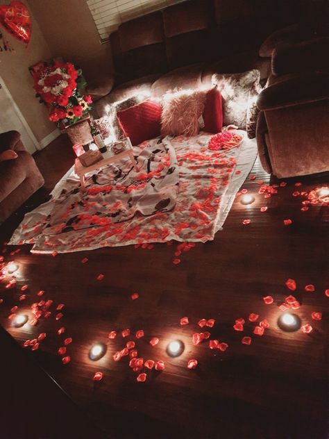 Date Night Room Set Up, Movie Date Night At Home Set Up Romantic, Cute Date Night At Home Set Up, Living Room Movie Night Ideas Romantic, Grand Romantic Gestures, Fireplace Date Night, Inside Picnic Ideas Romantic, Romantic Set Up At Home, Valentine’s Day Room Set Up