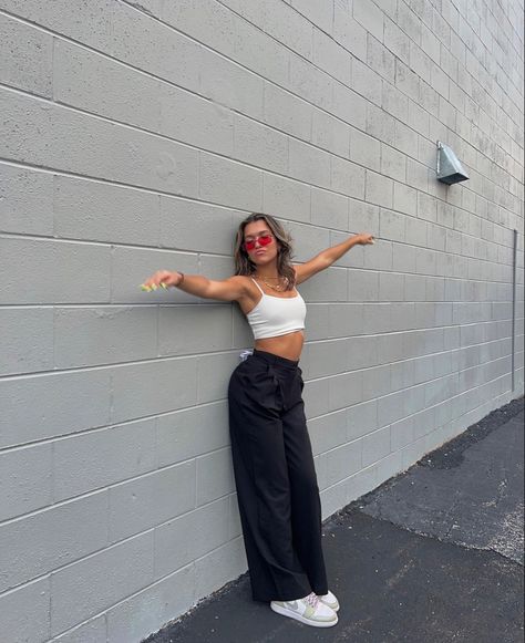 Jessica Ortiz, Photo Poses, Sunnies, Ootd, Normcore, Cute Outfits, Fashion Outfits, Pants, Clothes