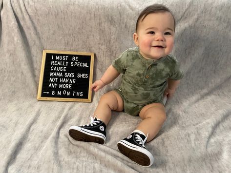 One Month Old Letter Board Ideas, 8 Month Letter Board, 11 Month Old Milestones, 8 Month Baby Photoshoot, 8 Month Milestones, Letter Board Baby, Maternity Photography Poses Outdoors, Baby Milestones Pictures, Milestone Pictures