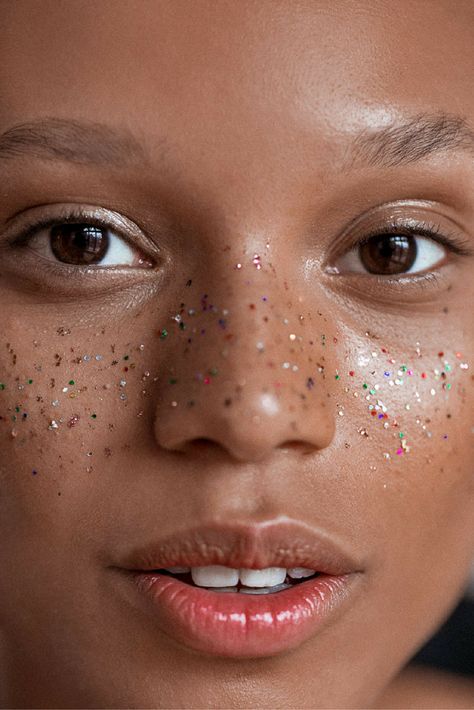 Glitter freckles for a modern makeup look Glitter Wallpaper Iphone, Festival Makeup Glitter, Makeup Looks To Try, Glitter Makeup Looks, Glitter Photography, Make Up Inspiration, Glitter Face, Glitter Eye Makeup, Festival Makeup