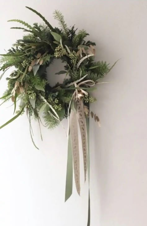 2023 Christmas Wreaths, Christmas Wreath 2023, Modern Wreaths, Home Staging Ideas, Modern Christmas Wreath, Retreat Design, Vintage Plants, Natural Christmas Wreaths, Decorative Wallpaper