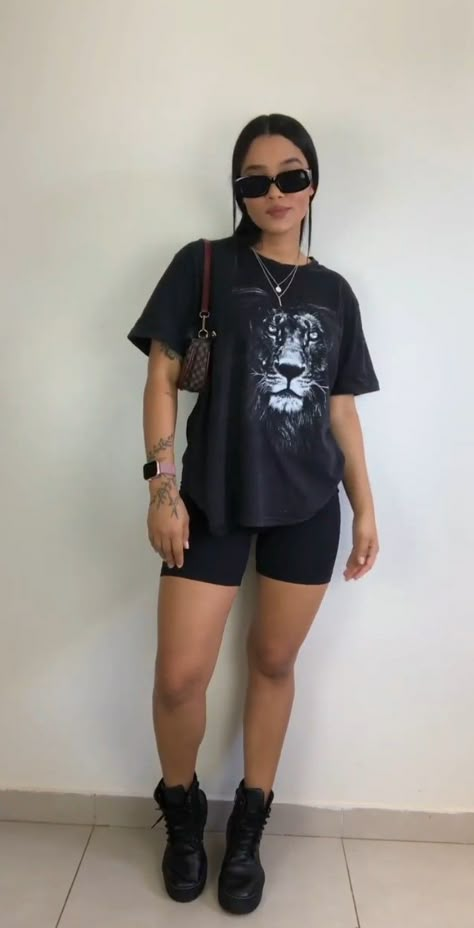 Looks Com Short Legging, Outfit Trap Style Girl, Cute Concert Outfits Summer, Band Tshirt Outfit, Lazy Outfits Summer, Band Shirt Outfits, Merchandise Designs, Outfit Botas, Brand Event