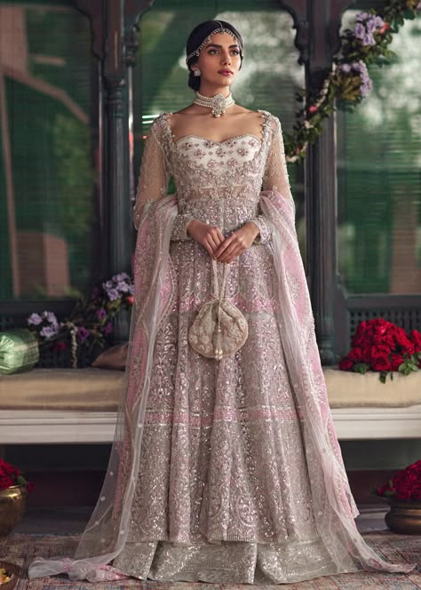 Brocade Lengha, Nikah Ideas, Flare Long Gown, Botas Outfit, Saree Model, Brocade Lehenga, Gold Lehenga, Pengantin India, Desi Wedding Dresses