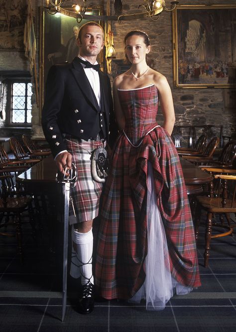 Tartan Wedding Dress, Scottish Wedding Dresses, Scottish Wedding Traditions, Mode Tartan, Tartan Wedding, Scottish Dress, Scottish Clothing, Tartan Fashion, Scottish Kilts