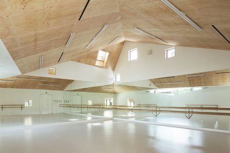 Y Ballet School,© Yohei Sasakura / sasa no kurasha Ballet School Interior, Dance Classroom, Ballet Room, Dance Studio Design, Home Dance Studio, Le Rosey, Interior Window Trim, Beam Structure, Ballet Studio