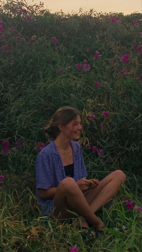 Brown Haired Woman Aesthetic, Flower Woman Aesthetic, Summer 70s Aesthetic, Nature Woman Aesthetic, Smiling People Aesthetic, Relatable Aesthetic Pictures, Cool Girl Asthetic, Instagram Photo Inspo Aesthetic, Kind Aesthetic Girl