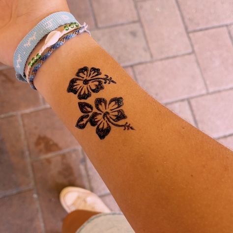 Small Henna Designs Flower, Tropical Henna Designs, Hibiscus Henna Designs, Henna Tattoo Designs Wrist, Hanna Drawing, Vacation Henna, Summer Henna Tattoo, Hibiscus Flower Henna, Beachy Henna