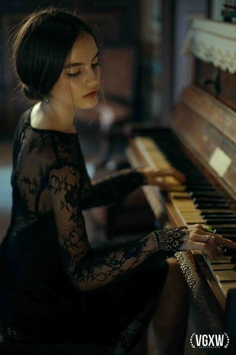 Piano Photoshoot, Piano Photography, Resume Photo, Piano Pictures, Piano Photo, Music Photoshoot, Taken Film, Piano Girl, Senior Pictures Music