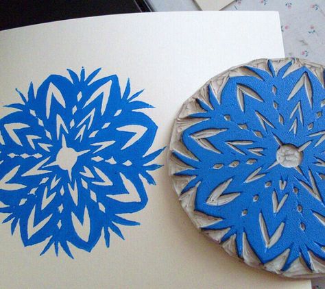 How to make a linocut snowflake for cards and ornaments Snowflake Linocut, Lino Christmas, Linocut Christmas, Snowflake Party, Snowflakes Art, Simple Snowflake, Print Christmas Card, Linocut Printmaking, Stamp Carving