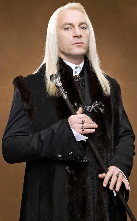 In a new interview with Deadline, the actor talked about how he actually auditioned for a different character and reveals why he didn't want to play the Slytherin prefect Lucius Malfoy Outfit, Lucius Malfoy Jason Isaacs, Imprimibles Harry Potter, Jason Isaacs, Harry Potter Cosplay, Lucius Malfoy, Harry Potter Costume, Harry Potter 2, Harry Potter Cast