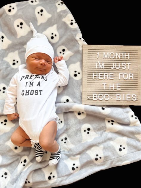 1 Month Old Halloween Pictures, 2 Month Old Halloween Pictures, Halloween Monthly Milestone, Halloween Milestone Picture Ideas, October Baby Pictures Ideas, October 1 Month Baby Pictures, Baby Photoshoot 1 Month, 1 Month Old Baby Pictures Ideas, October Baby Photoshoot