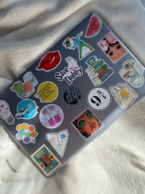 Hp Laptop Stickers, Laptop Setup, Aesthetic Cases, Macbook Aesthetic, Laptop Aesthetic, Laptop Case Stickers, Sticker Inspo, Laptop Decoration, Attack On Titan Season