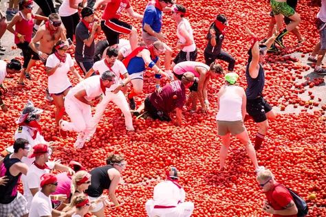 Best Festivals Around The World - FeetDoTravel La Tomatina Festival, Spanish Festivals, La Tomatina, Big Tomato, Spain Culture, Festival Dates, Festivals Around The World, Bull Run, Weird Holidays