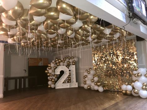 Balloons 18th Birthday, All White 18th Birthday Party, Prom Birthday Party Ideas, 21st Bday Party Decorations, 18th Birthday Colour Themes, 18th Birthday White And Gold, White And Gold 21st Birthday Party Ideas, Gold And Silver Birthday Theme, Gold Birthday Theme Decoration