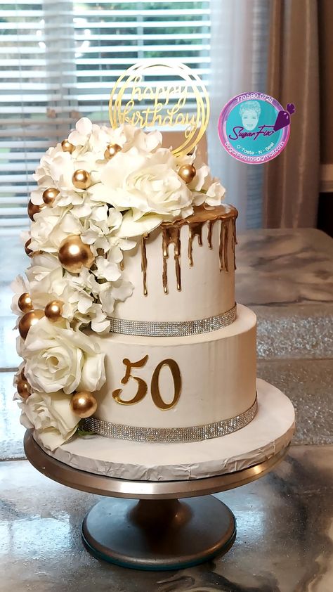 White and gold cake for 50th Birthday party White And Gold 50th Birthday Party, Western 20th Birthday, 50th Birthday Cake For Women Mom, Gold Theme Birthday Cake, Cake For 50th Birthday, Golden Birthday Themes, Black And Gold Birthday Cake, White And Gold Cake, 50th Birthday Cake For Women