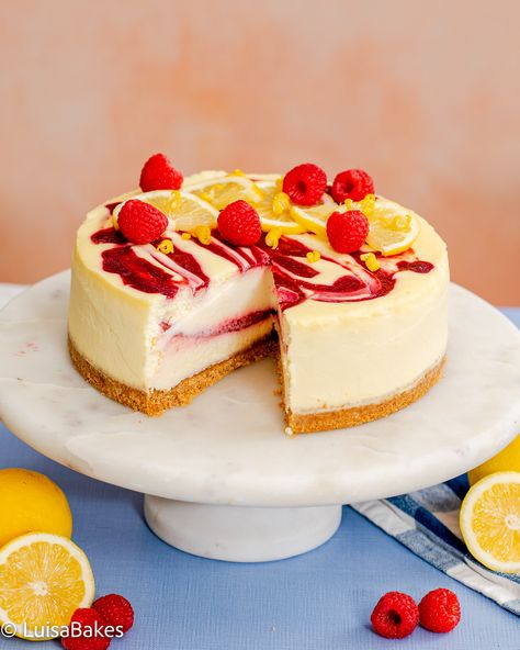 Lemon Cake Design, Cake Mix Recipes Lemon, Lemon Cake Mix Recipes, Rasberry Cheesecake, Lemon Butter Cake, Easy Lemon Cake Recipe, Easy Lemon Cake, Unusual Dessert, Lemon Cake Mix Recipe