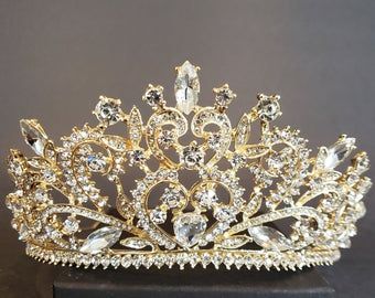 Charro Quince Crown, Xv Crowns Gold, Yellow Quinceanera Crown, Cream And Gold Quinceanera Theme, Big Gold Crown, White Gold Quinceanera Theme, White And Gold Quinceanera Crown, Gold Quince Crowns Big, Quinceanera White And Gold Theme