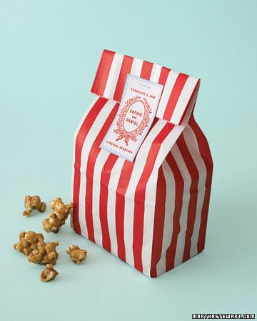 Adorable, easy wedding favor! Late Night Snack Recipes, Homemade Caramel Corn, Popcorn Packaging, Salted Caramel Popcorn, Packaged Snacks, Caramel Corn, Popcorn Recipes, Caramel Popcorn, Late Night Snacks