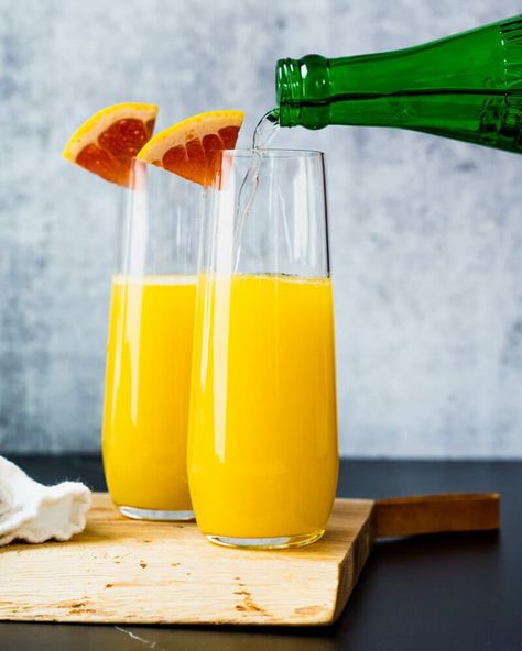 This non alcoholic mimosa is bubbly and refreshing: the perfect virgin drink for kids or people avoiding alcohol! #mimosa #nonalcoholicmimosa #virginmimosa #mocktail #mimosamocktail #kiddiecocktail Drinks With Orange Juice Non Alcoholic, Mocktail Orange Juice, Orange Juice Drinks Non Alcoholic, Drinks Virgin, Mimosa Recipe Easy, Non Alcoholic Mimosa, Ginger Ale Cocktail, Nonalcoholic Drink, Bubbly Drinks