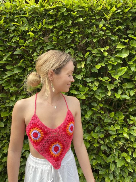 Crochet granny square top, with a crisscross open back Crochet Granny Triangle Top, Granny Square Tube Top, Granny Square Ideas Clothes, Granny Square Tops, Granny Square Top Pattern, Granny Square Top Crochet, Granny Square Tank Top, Granny Square Crochet Top, Crochet Granny Square Top