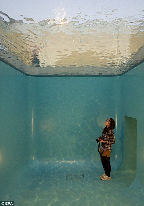 Leandro Erlich's Swimming Pool creates the illusion visitors are underwater Surreal Room, Water Projection, Japan Museum, Water Room, Swimming Pool Art, Nautical Aesthetic, Monumental Architecture, Pool Art, Swim Pool