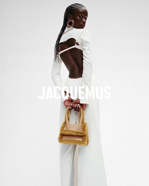 Jacquemus Campaign Editorial, Jacquemus Editorial Fashion Photography, Bag Editorial Photography Studio, Modeling Bags Pose, Model Bag Pose, Photoshoot Bags Ideas, Jacquemus Photoshoot, Purse Editorial, Jacquemus Editorial