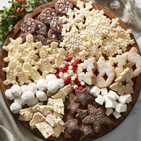 Cookie Buffet, Christmas Food Photography, Cookie Board, Christmas Food Treats, Christmas Cookies Gift, Holiday Cookies Christmas, Christmas Food Gifts, Christmas Cookies Easy, Christmas Food Dinner