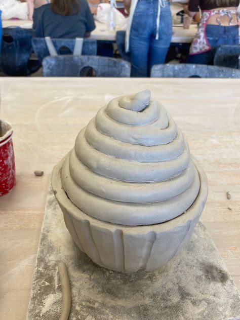 Coils Ceramics Ideas, Clay Coil Ideas, Food Pottery Ideas, Clay Coiling Ideas, Pottery Food Ideas, Ceramics Coil Projects, Cool Pottery Ideas, Coil Pottery Ideas, Icing Aesthetic