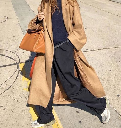 Winter Pant, Camel Coat Outfit, Street Style Fall Outfits, Style Casual Chic, Coat Street Style, Coat Outfit, Sneakers Looks, Instagram Style, Casual Weekend